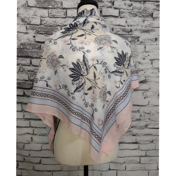 Floral wrap - Picture 1 of 2